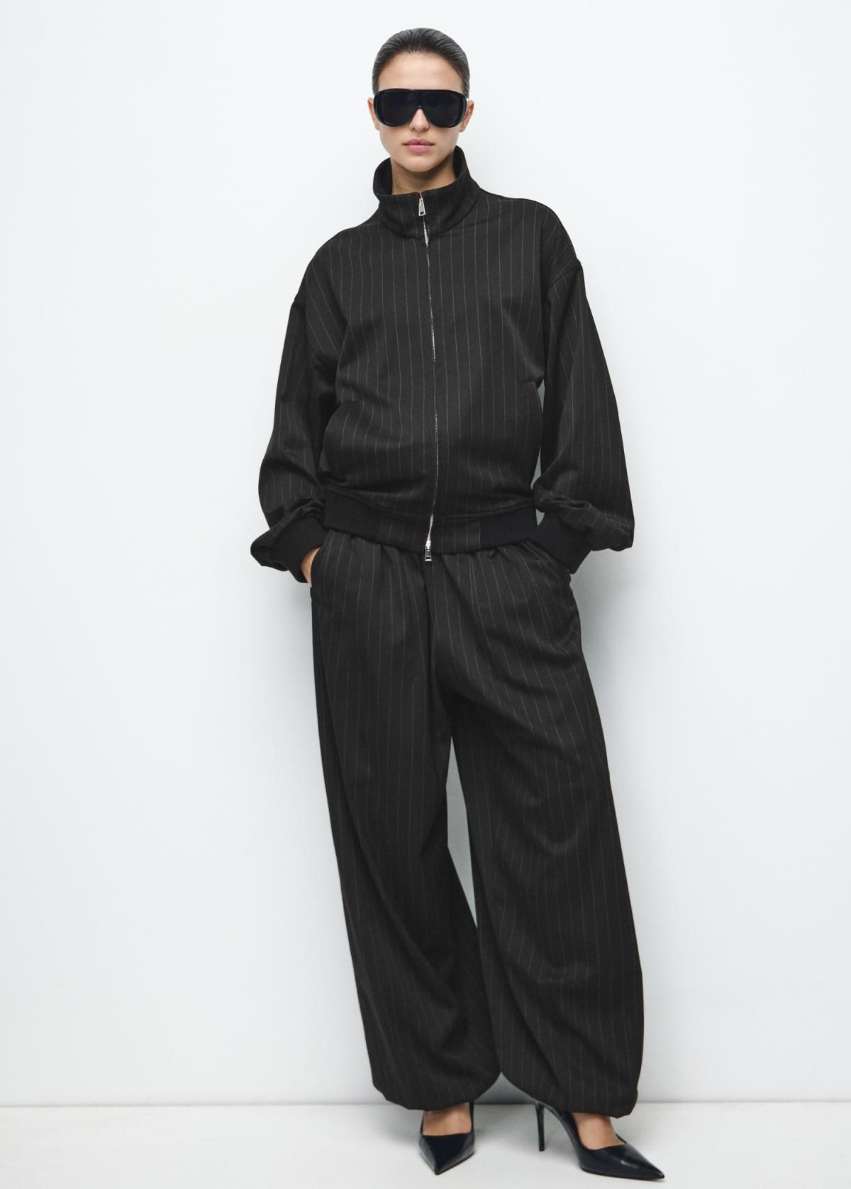 망고 벌룬핏 핀스트라이프 조거 팬츠 27081339 NEGRO - 상세 이미지 2