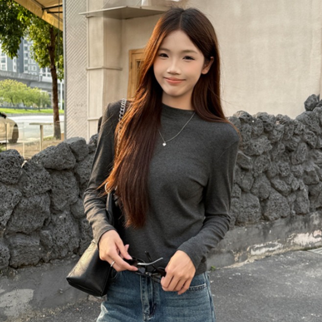 여성 베이직 슬림핏 긴팔 라운드넥 티셔츠 찰랑 스판 부드러운 데일리 이너 오피스룩 가을 간절기 코디 - 상품 이미지