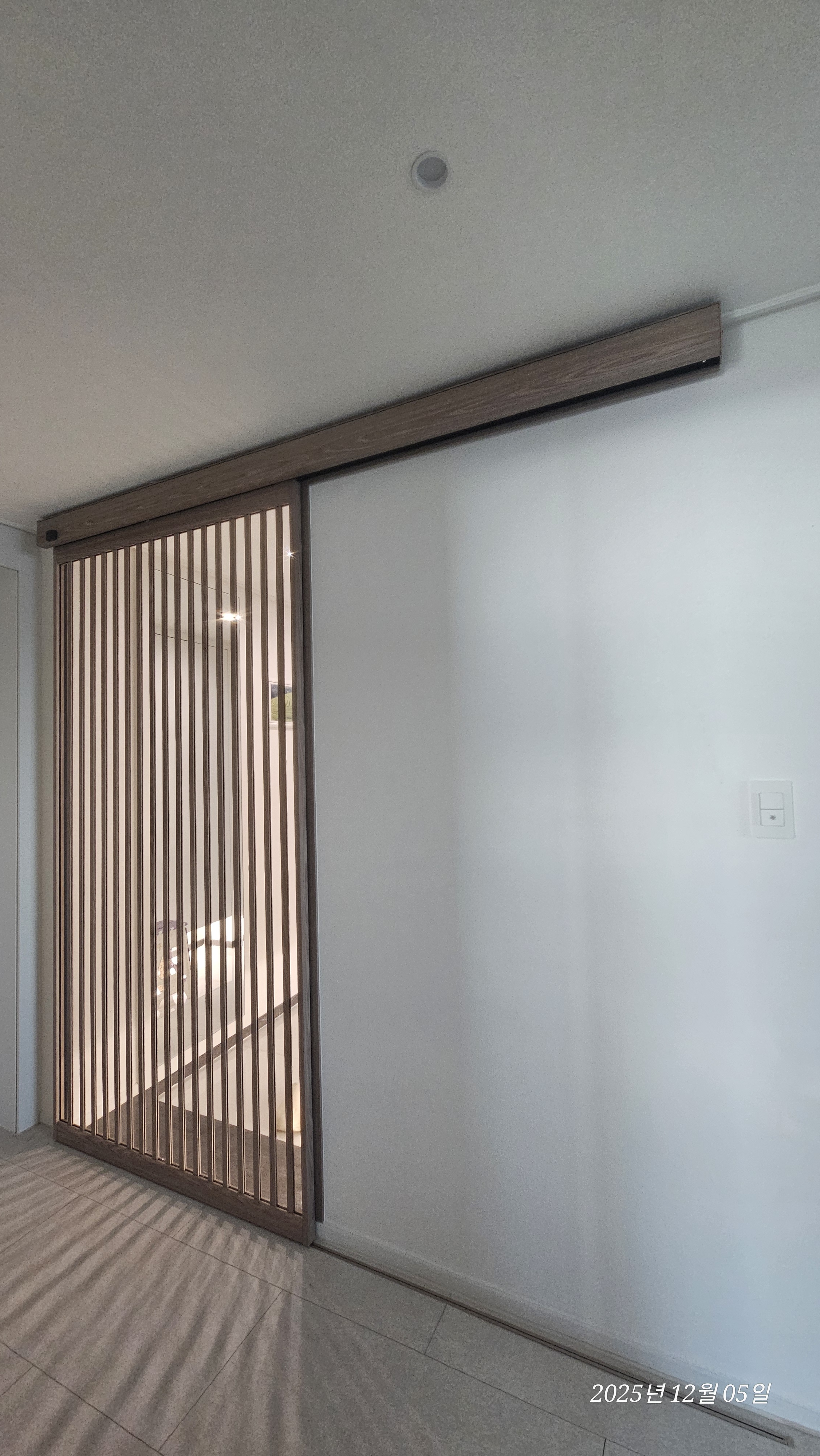 자동 원슬라이딩 중문 도어 전체간살 아파트 현관 중문 (도장제품)