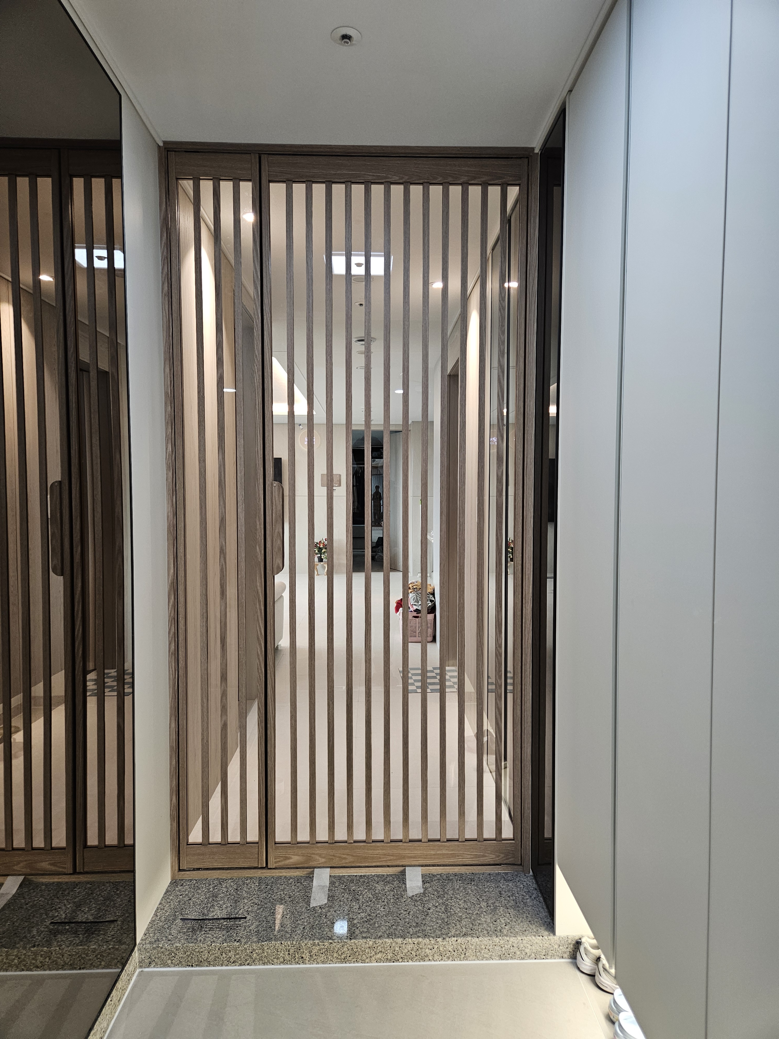 전체간살 180도 스윙 초슬림 비대칭 여닫이 (도장제품)