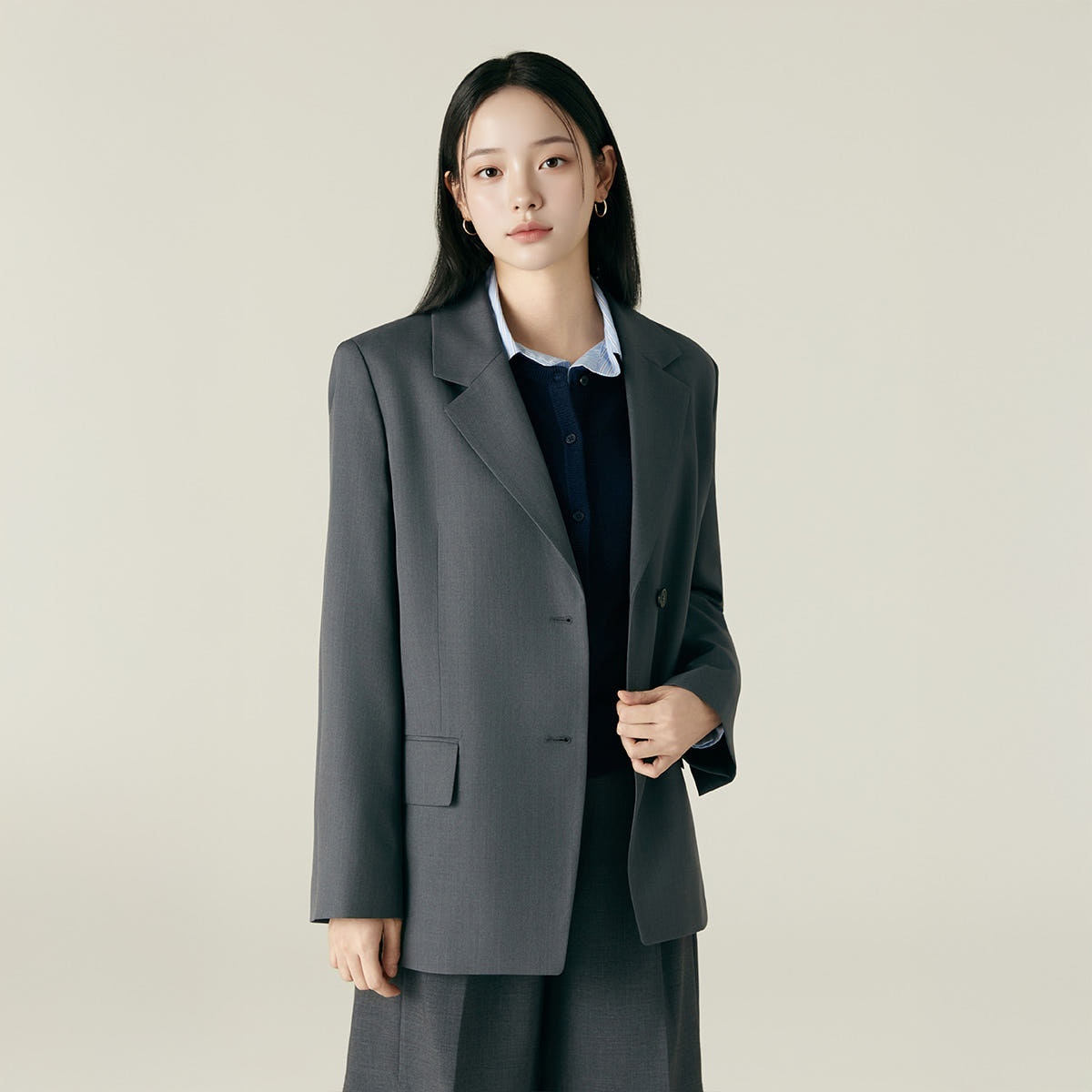 로엠 뒷트임 오버핏 테일러드 자켓 RMJKF49RT3 깔끔한 디자인과 활동성으로 혼자 사는 집에서도 편안함을 선사하는 변화