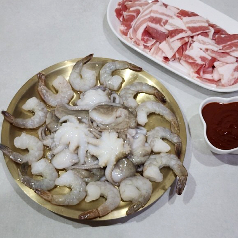 진우 쭈삼새 1+1 폭탄세트 쭈꾸미 삼겹살 새우 볶음 캠핑 밀키트 1.2kg 용량 이미지 8