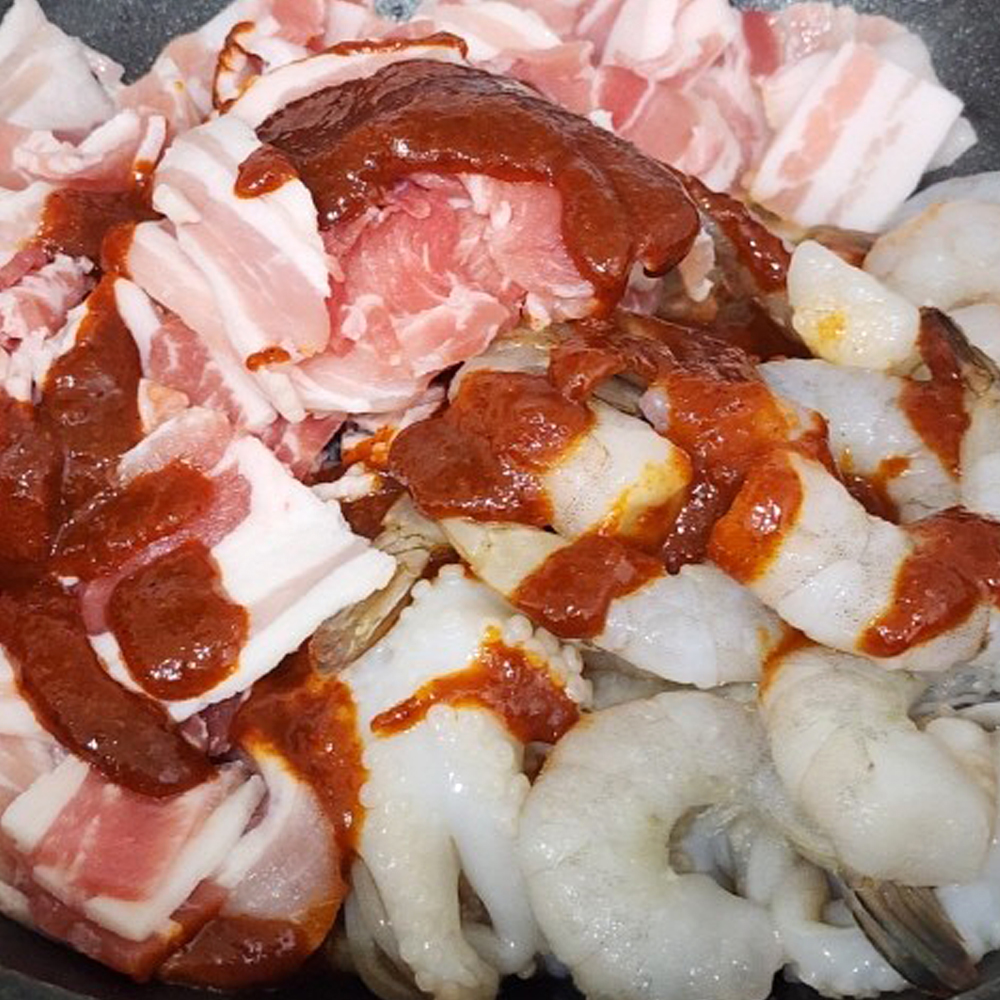 진우 쭈삼새 1+1 폭탄세트 쭈꾸미 삼겹살 새우 볶음 캠핑 밀키트 1.2kg 용량 이미지 7