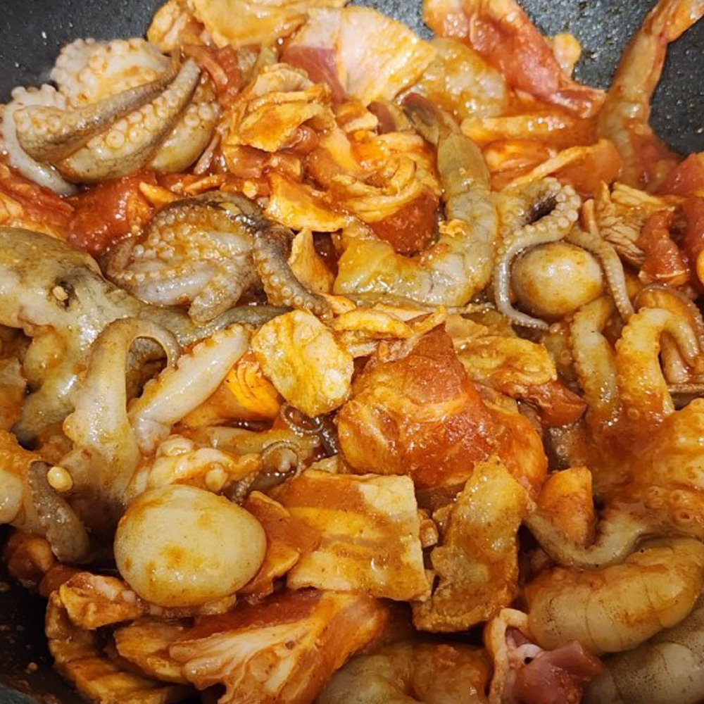진우 쭈삼새 1+1 폭탄세트 쭈꾸미 삼겹살 새우 볶음 캠핑 밀키트 1.2kg 용량 - 상세 이미지 2
