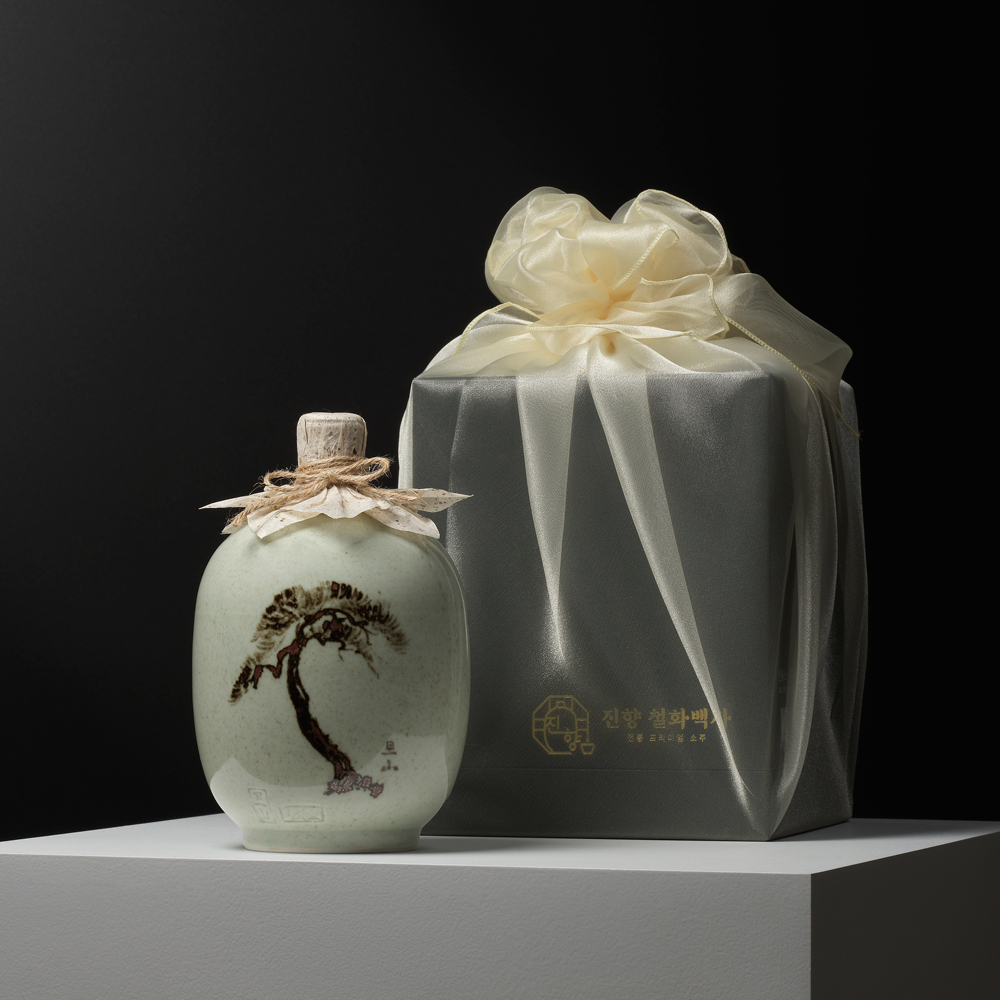 [철화백자 소나무] 전통주 40도 1000ml 도자기 증류식소주 / 명절 부모님 감사 선물세트 고급술 - 상품 이미지