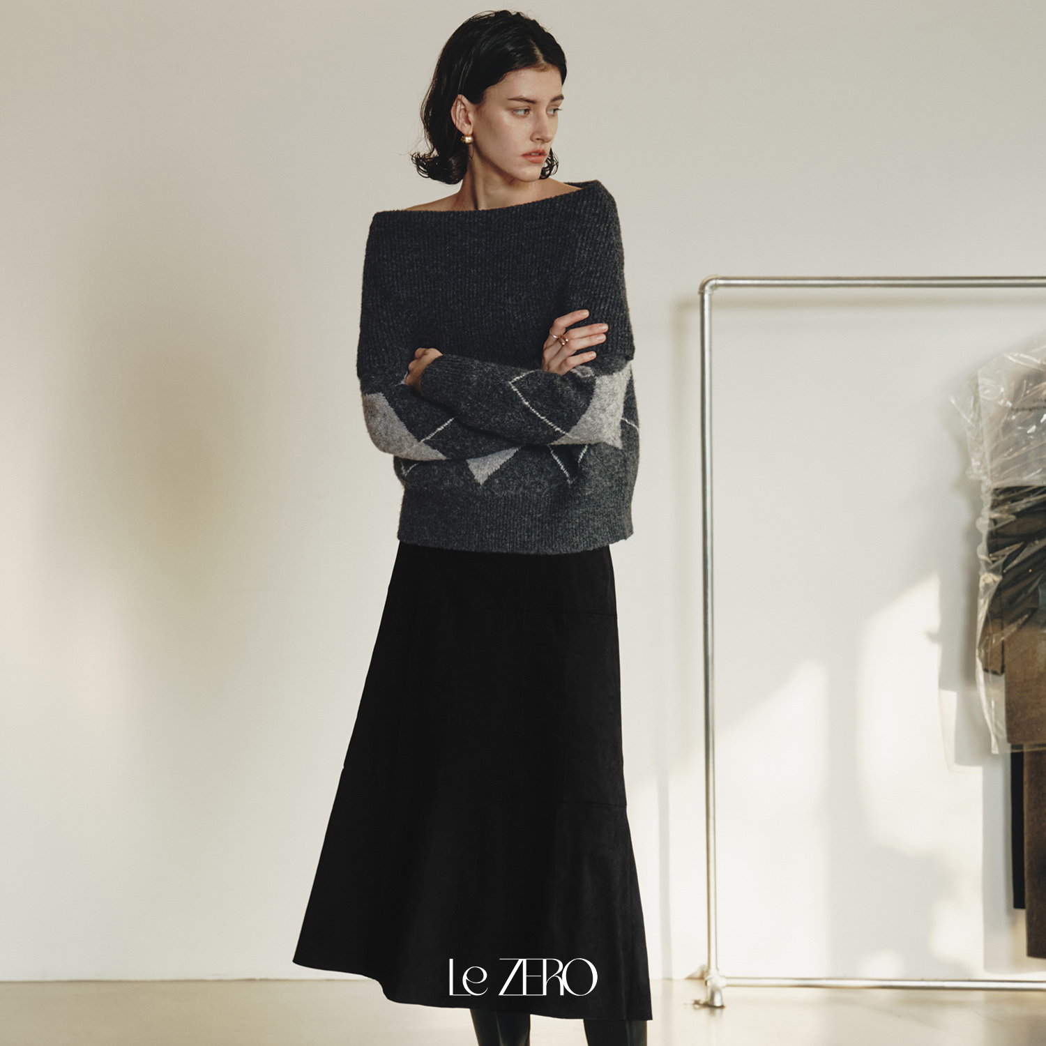 [12/24 예약배송][제로스트릿]르제로 아가일 오프숄더 울 스웨터 LeZERO ARGYLE OFF-SHOULDER WOOL SWEATER / CHARCOAL - 상세 이미지 3