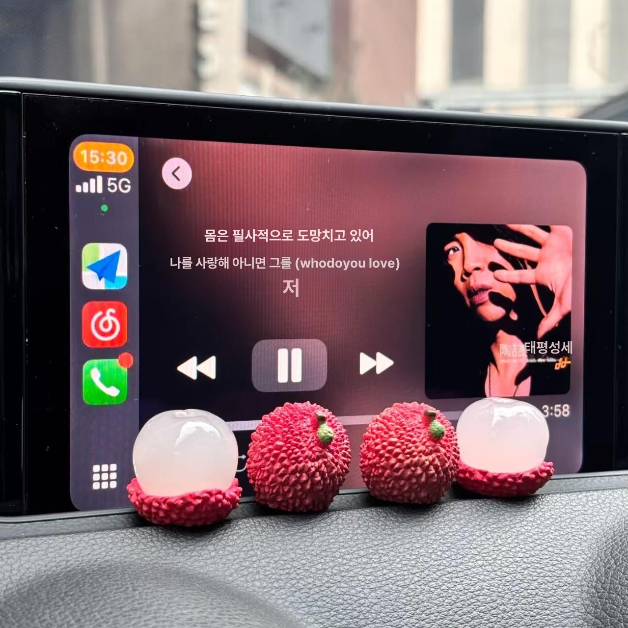 차량용 대시보드 장식품 귀여운 자동차 중콘솔 선물 스 스크린 소품 브라이트레드 리치 2개 - 상세 이미지 5