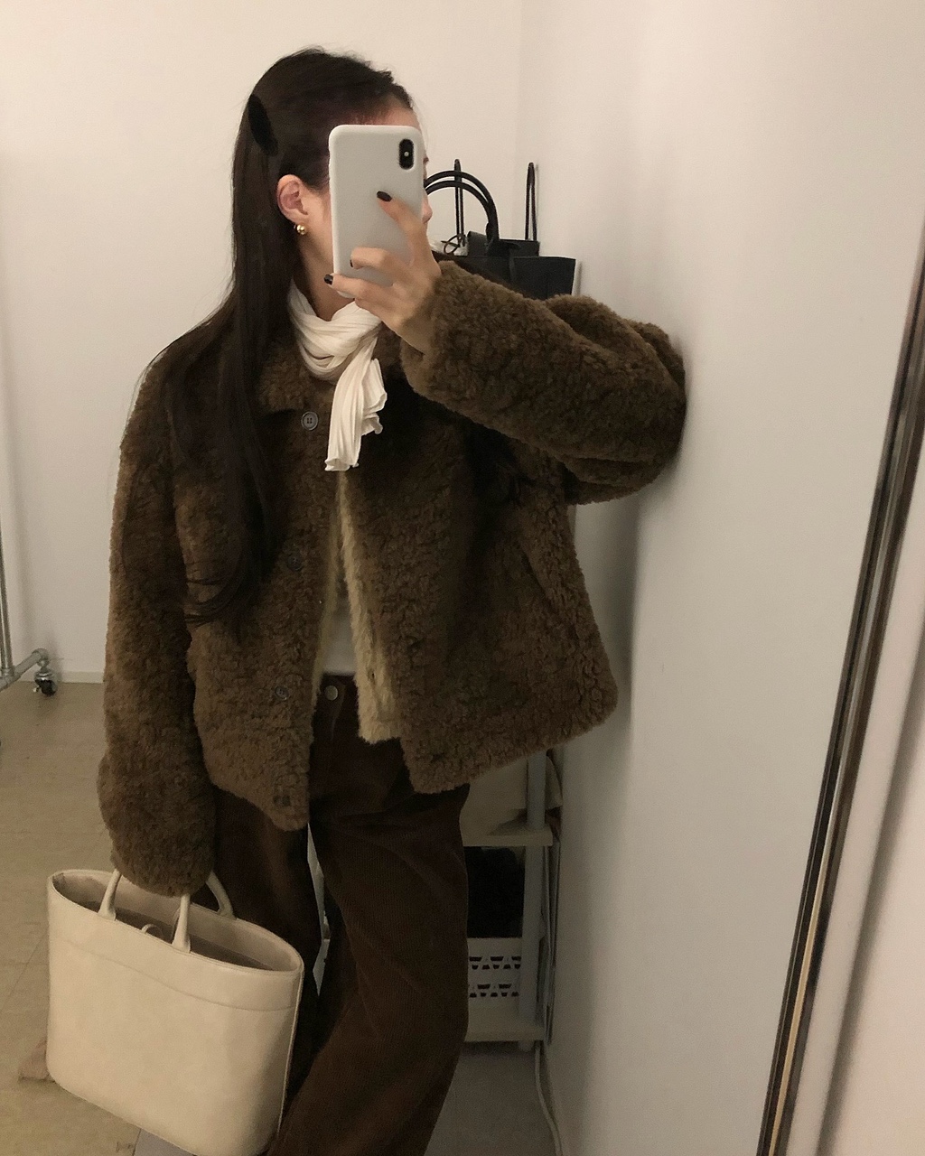 베네프 여성 겨울 루즈핏 오버핏 카라 퍼 무스탕 크롭 자켓 - 메인 이미지