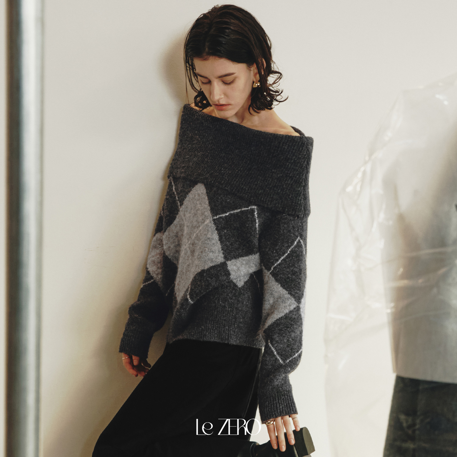 [12/24 예약배송][제로스트릿]르제로 아가일 오프숄더 울 스웨터 LeZERO ARGYLE OFF-SHOULDER WOOL SWEATER / CHARCOAL - 상세 이미지 2