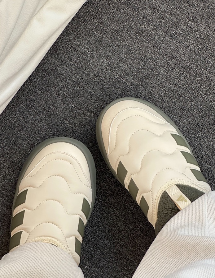 아디다스 아디퍼프 뮬 방한 털 슬리퍼 원더 화이트 JR0062