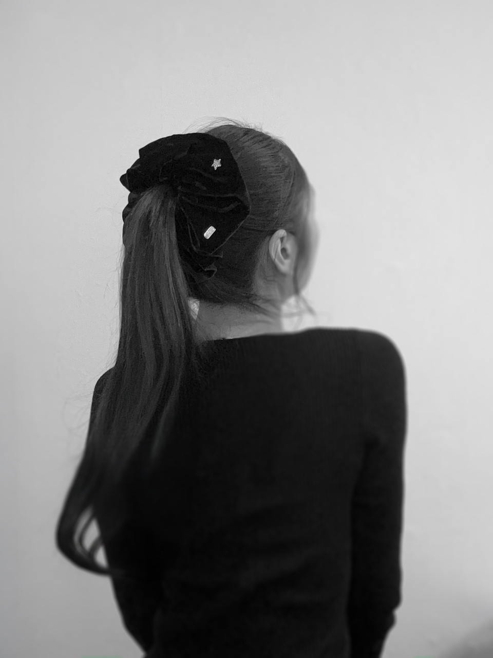 루드 아이라 스타 크리스탈 벨벳 빅 왕 풍성 블랙 스크런치 L25FWAC54 - 상세 이미지 3