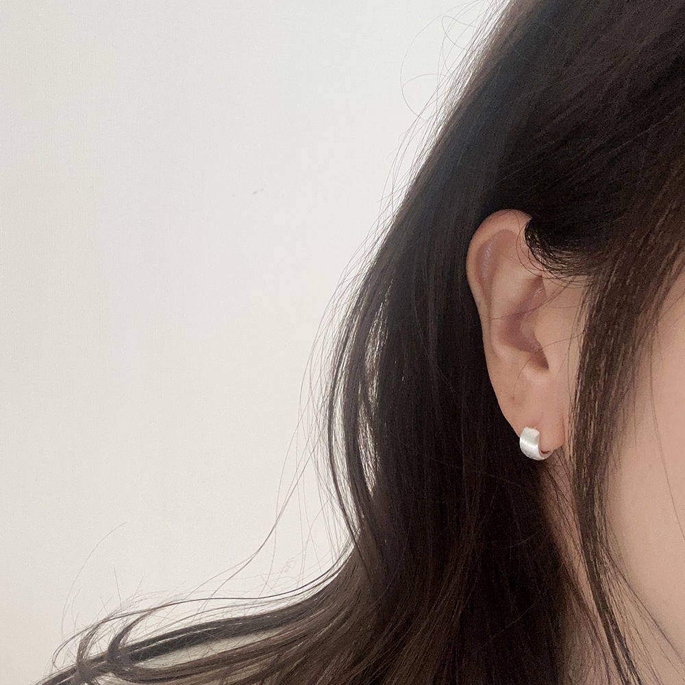 silver925 무광 스지 볼드 원터치 링 귀걸이 실버925 심플 상견례룩 하객코디 - 상품 이미지