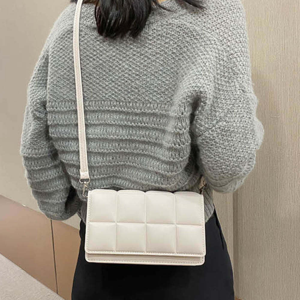 우아한 느낌 숄더 크로스백 스퀘어 디자인 엠보 쿠션 - 상품 이미지