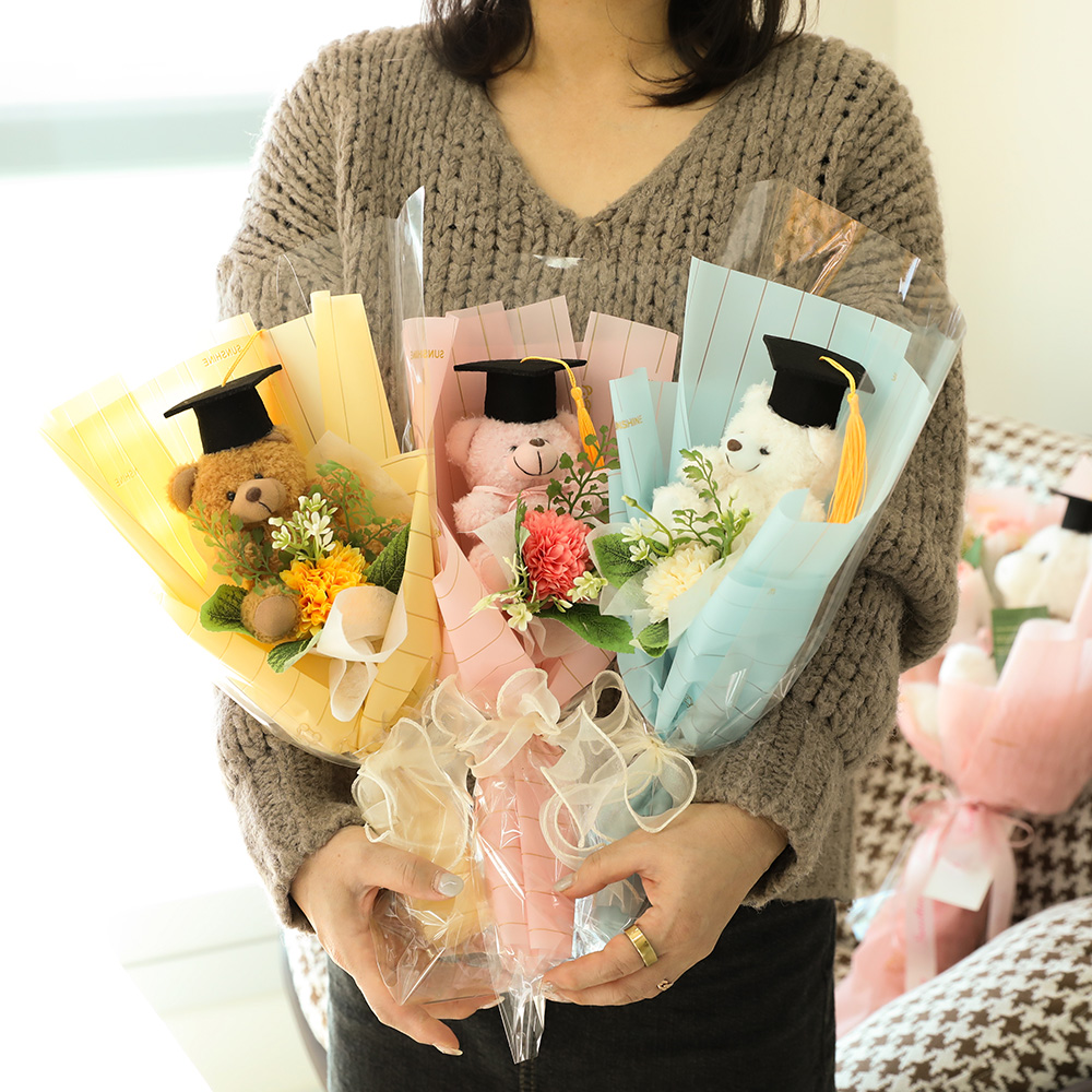 졸업식 꽃다발 조화 학예회 기념일 선물 학사모 곰돌이 인형꽃다발 S 제품 이미지