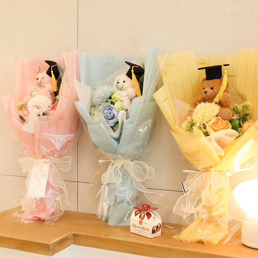 졸업식 꽃다발 조화 학예회 기념일 선물 학사모 곰돌이 인형꽃다발 L 제품 이미지
