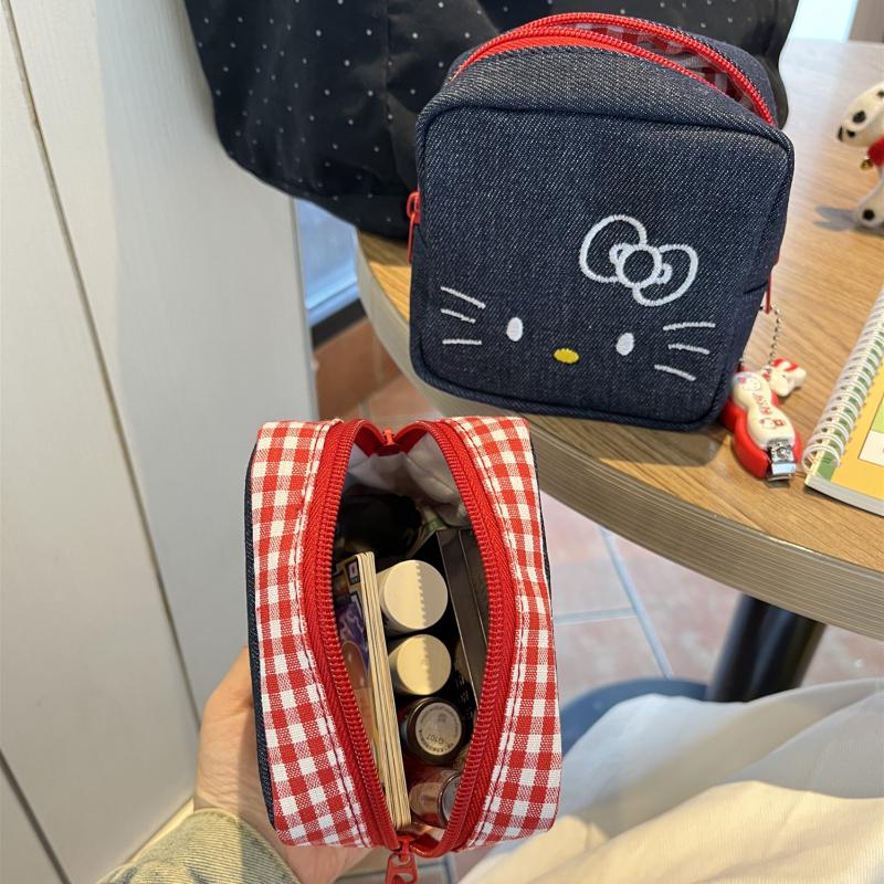 헬로키티 파우치 데님 자수 수납 휴대용 가방 화장품 소품 보관 메이크업 브러시 데님 레드 체크 소형 사각 가방 - 상세 이미지 2