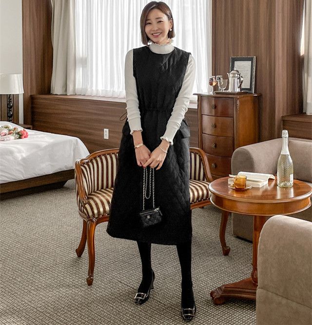 여성 루즈핏 퀼팅 누빔 라운드넥 민소매 스트링 허리끈 미디 원피스 플레어 드레스 데일리 하객룩 봄 가을 코디 - 상세 이미지 4