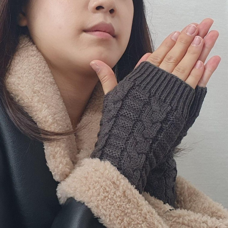 손토시 핸드워머 니트 차콜 꽈배기 - 상품 이미지