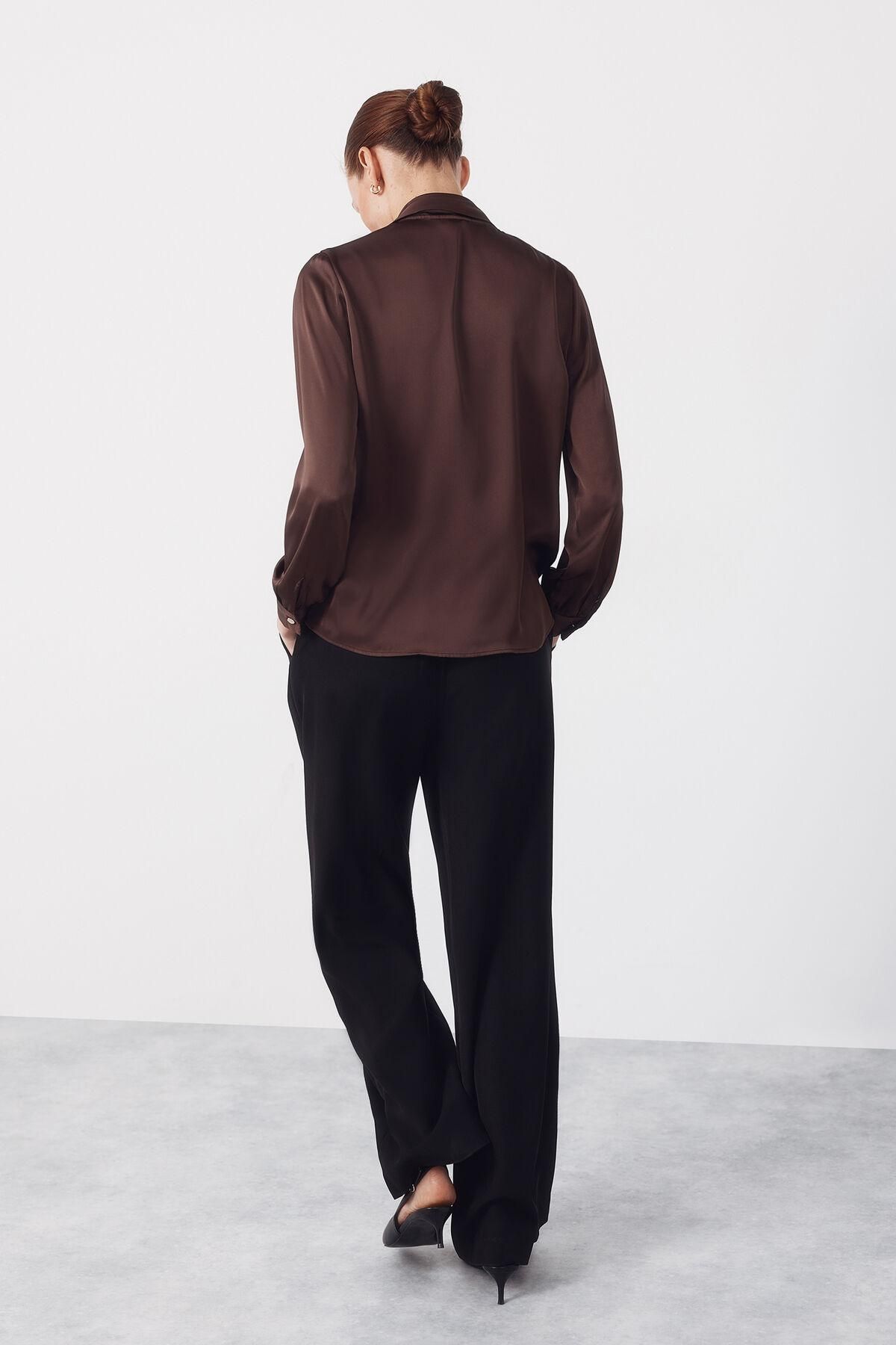 꼬르떼피엘 리본넥 새틴 블라우스 브라운 5703426 MARRON OSCURO - 상세 이미지 2