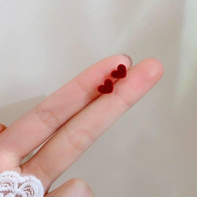 레드 하트 미니 스터드 여성 데일리 귀걸이 포인트 액세서리 벨벳 하트 스터드 - 상세 이미지 3