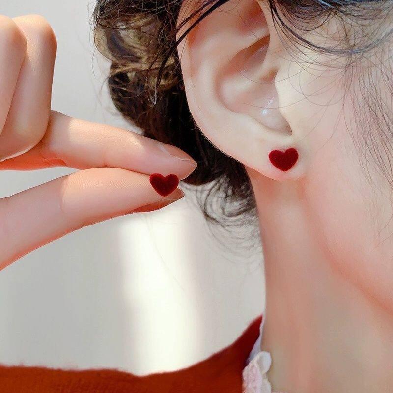 레드 하트 미니 스터드 여성 데일리 귀걸이 포인트 액세서리 벨벳 하트 스터드 - 상세 이미지 2