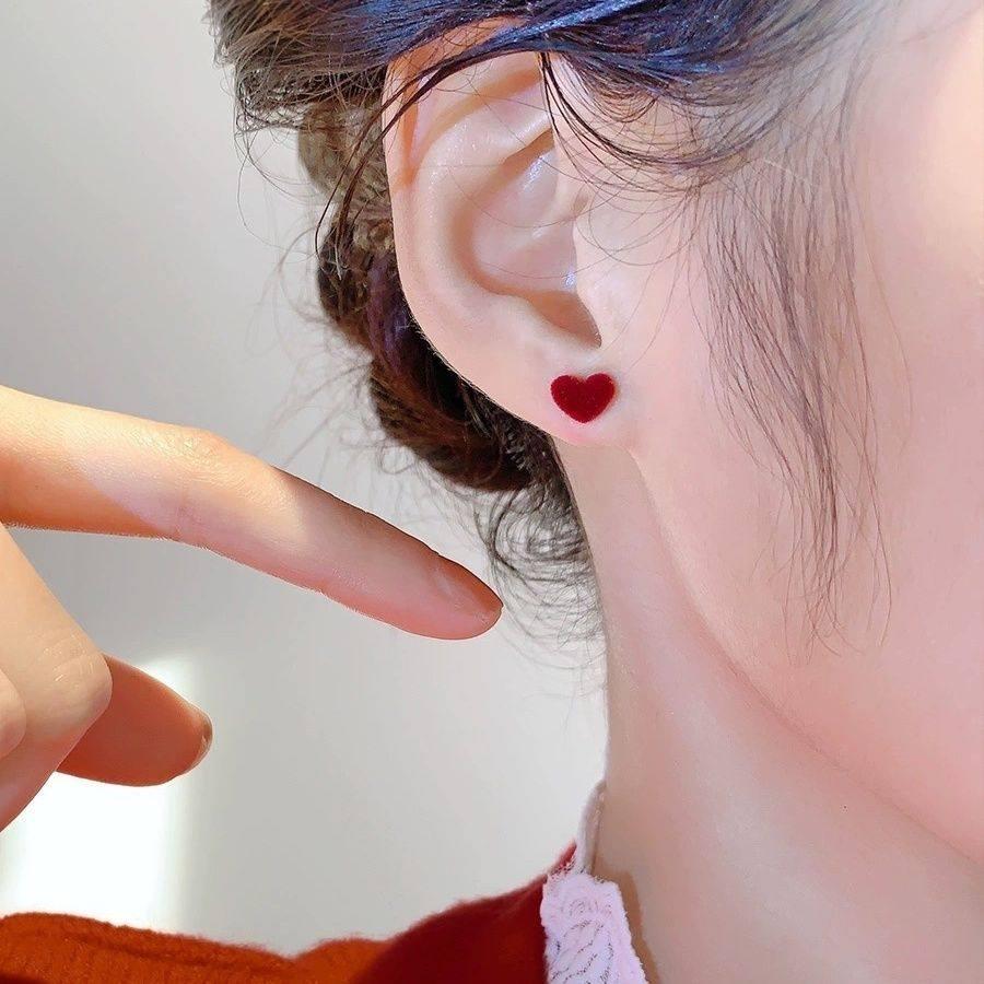 레드 하트 미니 스터드 여성 데일리 귀걸이 포인트 액세서리 벨벳 하트 스터드 - 상세 이미지 4