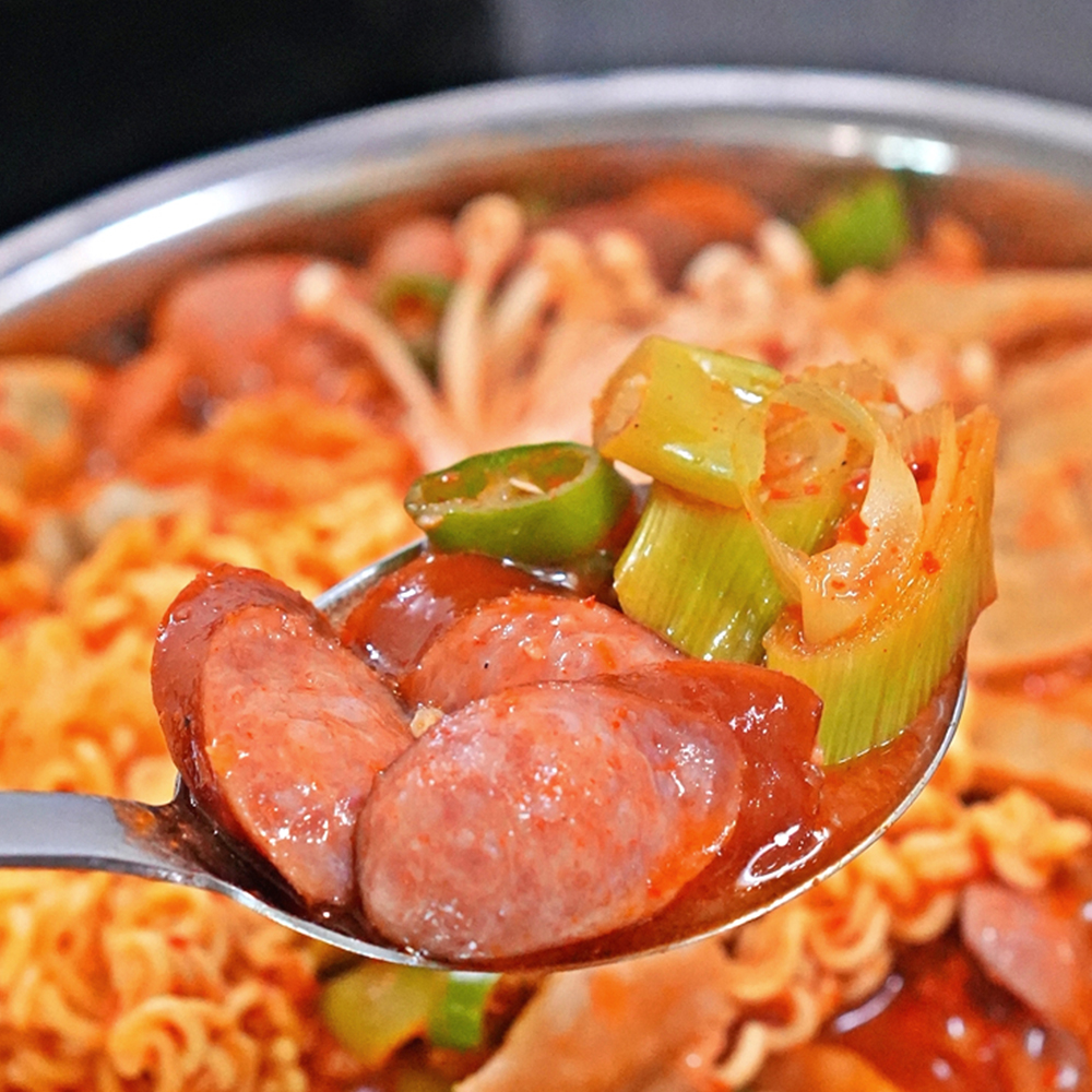 [센터합배송]국물이 끝내주는 의정부 김치부대찌개 800g 터질듯 담은 모듬햄 김치 이미지 4