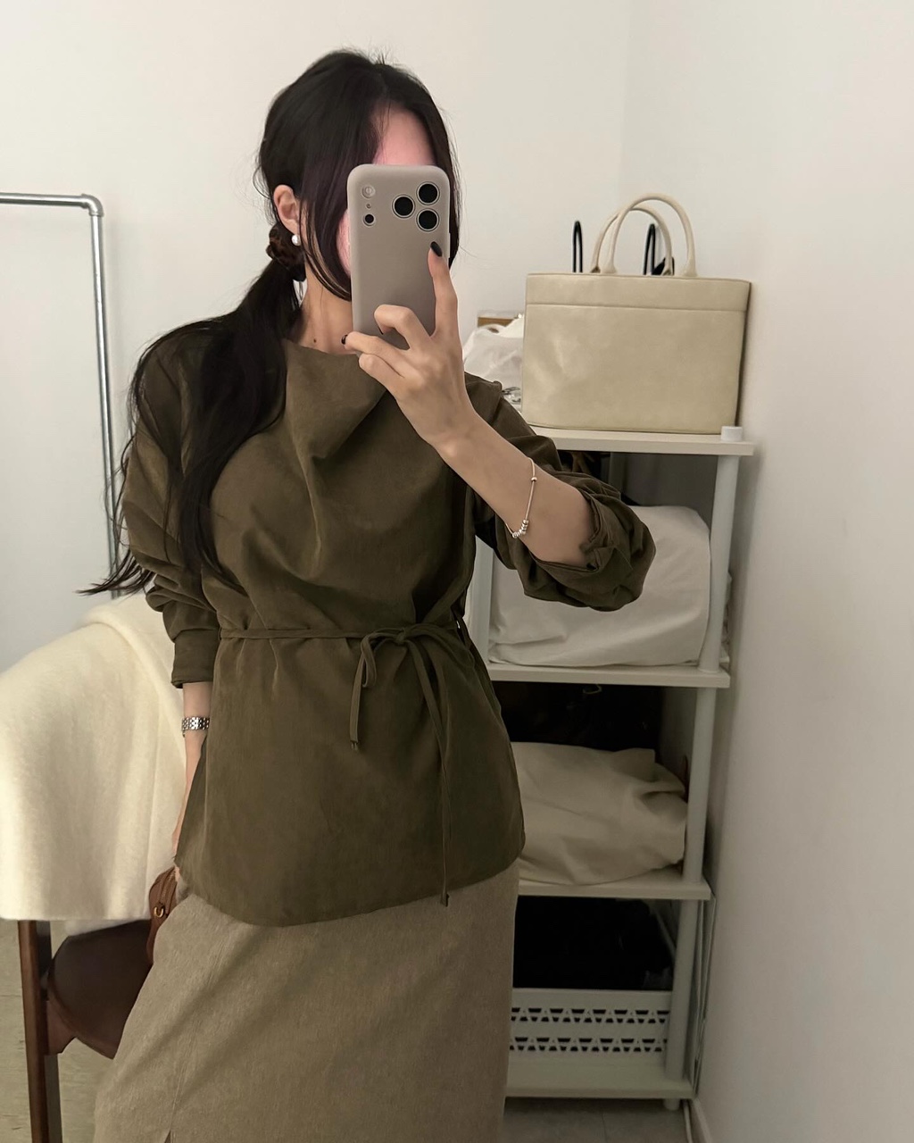 피컨 여성 겨울 레이어드 이너 오버핏 루즈핏 랩 리본 타이 스웨이드 블라우스 - 상품 이미지
