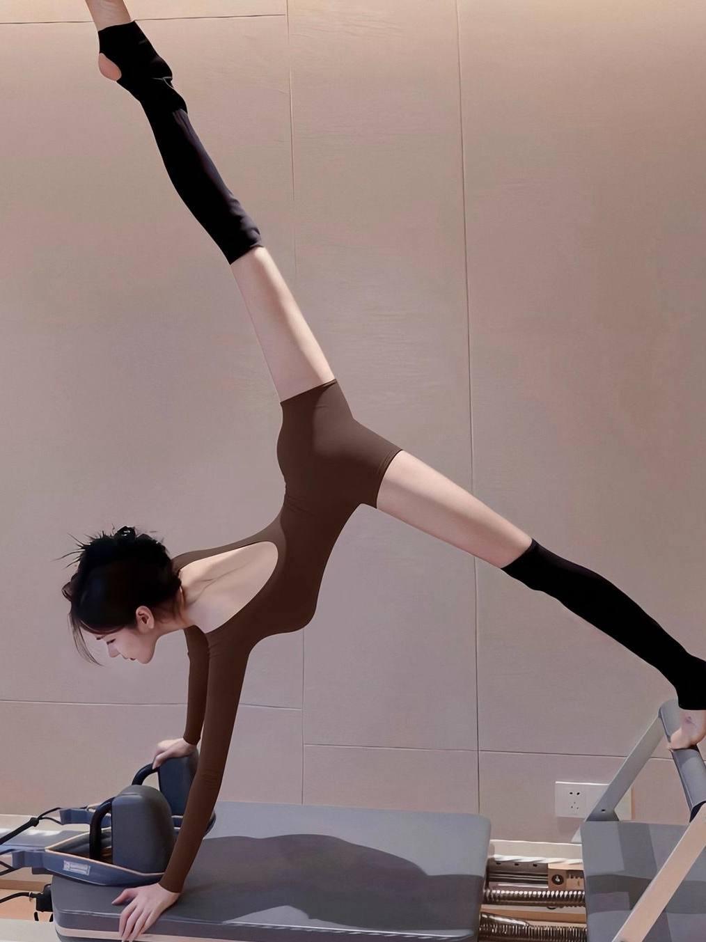 여성 긴팔 운동복 일체형 슬림핏 필라테스복 헬스복 - 상세 이미지 3