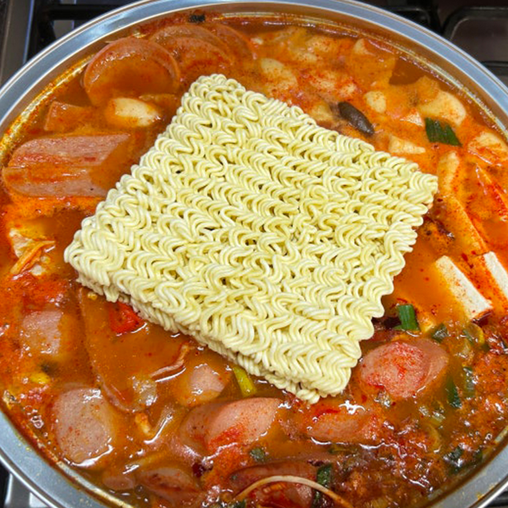 [센터합배송]국물이 끝내주는 의정부 김치부대찌개 800g 터질듯 담은 모듬햄 김치 이미지 2