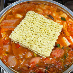 [센터합배송]국물이 끝내주는 의정부 김치부대찌개 800g 터질듯 담은 모... 맛있게 먹은 솔직 후기 - 상품 이미지 2