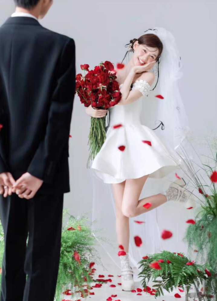 오프숄더 미니 웨딩드레스 셀프웨딩 촬영 파티 화보 - 상세 이미지 3