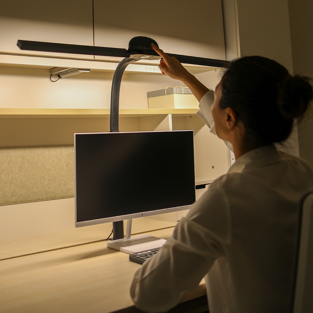 900mm 울트라 LED 책상 스탠드 와이드 스텐드 리모컨 블랙 아이스터디 - 상세 이미지 4