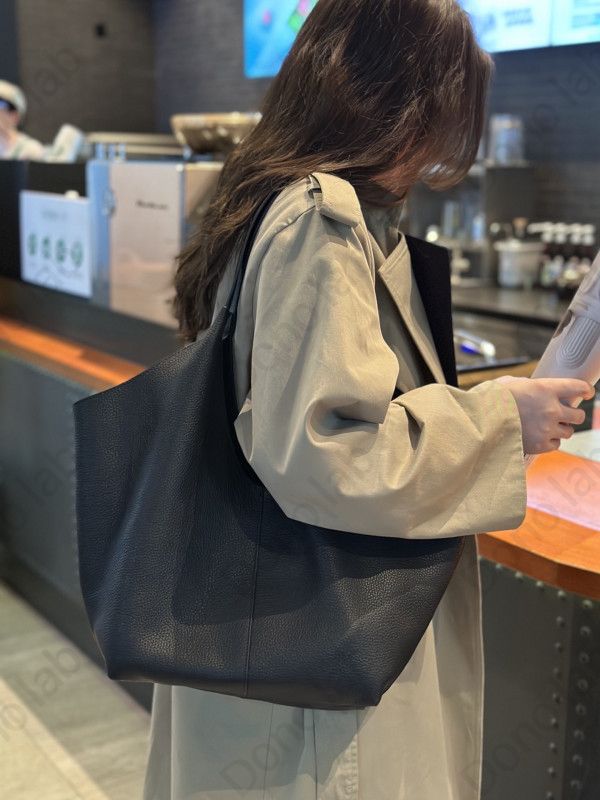 여성 소가죽 대형 미니멀 숄더백 넉넉한 수납공간 출퇴근 여행용 백백 쇼퍼백 - 상품 이미지