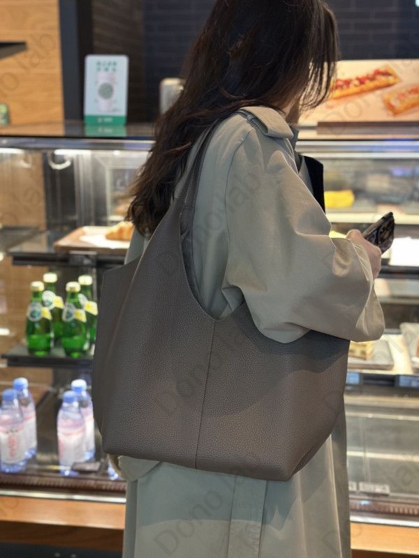 여성 소가죽 대형 미니멀 숄더백 넉넉한 수납공간 출퇴근 여행용 백백 쇼퍼백 - 상세 이미지 4
