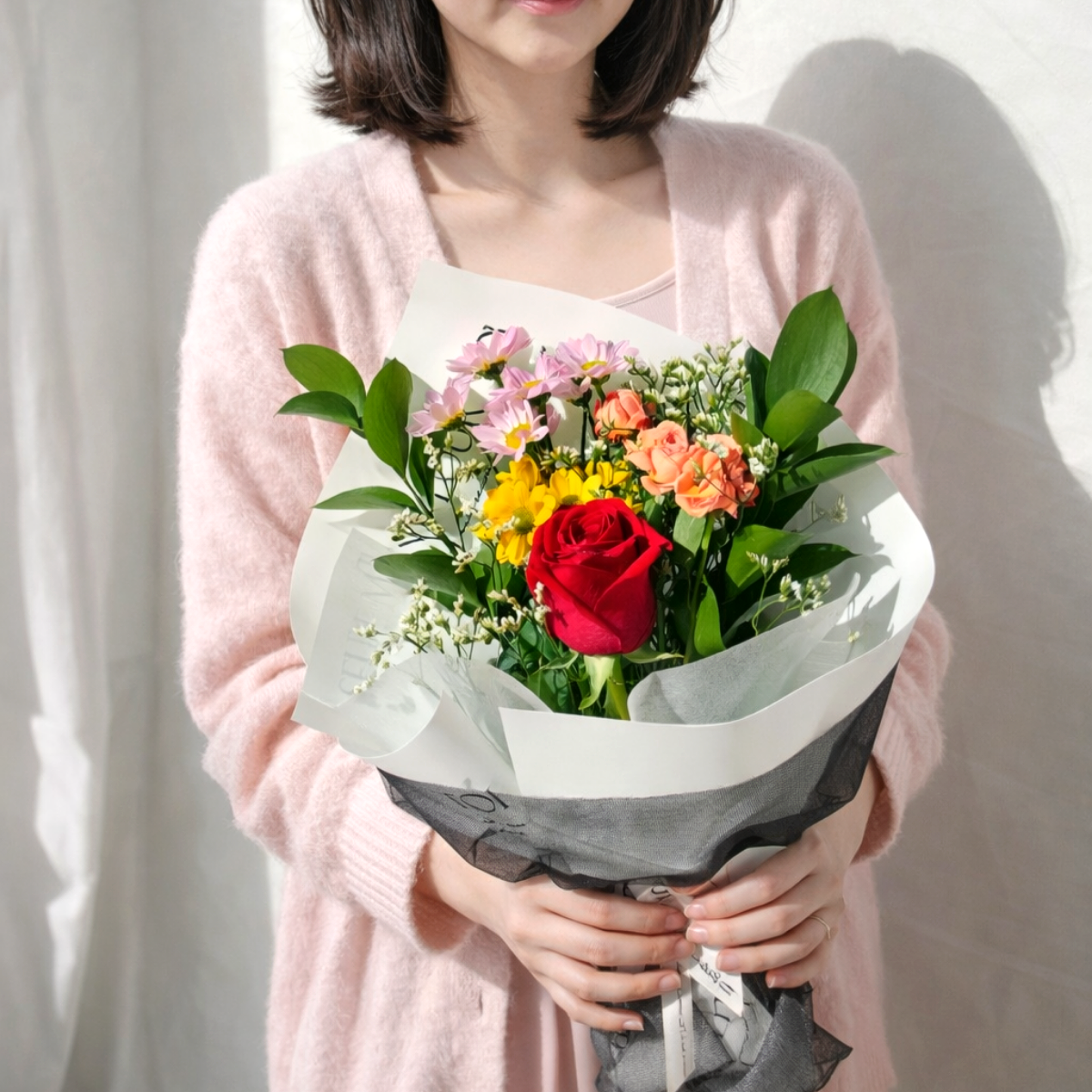 샤샤플라워 블랙망사 포인트 꽃다발 선물 기념일 생화 꽃 선물 - 상품 이미지