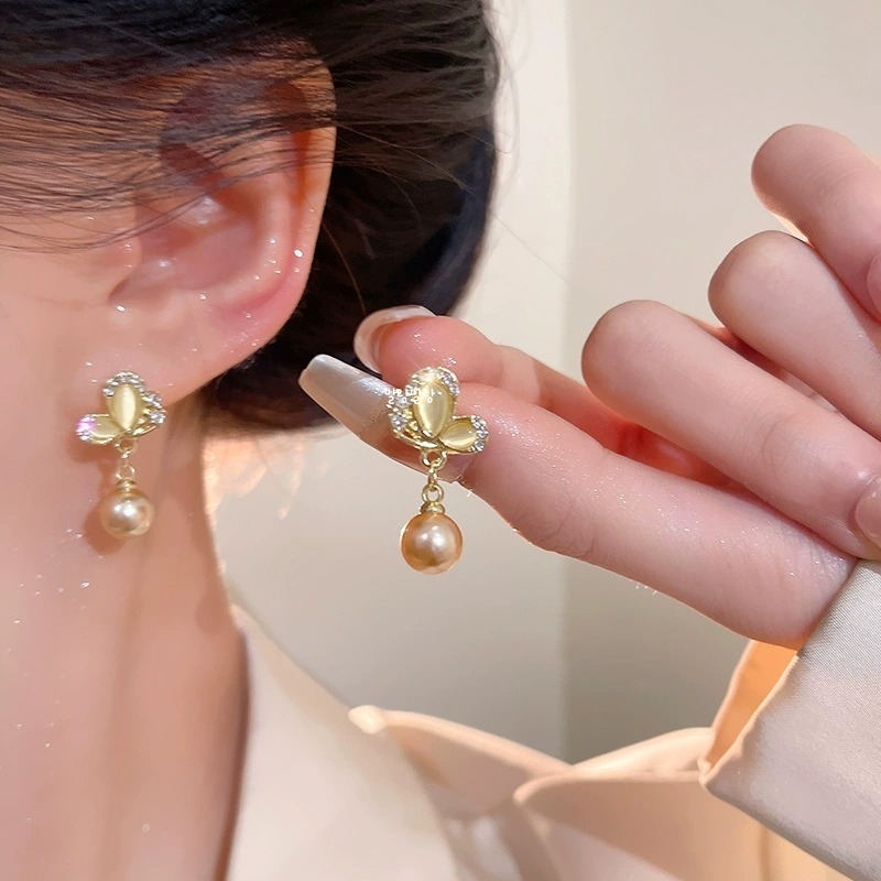 은은한 반짝 큐빅 자개 나비 진주 펄 드롭 귀걸이 - 상세 이미지 2