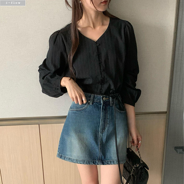 로다 브이넥 허리끈 자수 블라우스 2col 겨울 봄 스트랩 루즈핏 면 청순 제이플로우 - 상품 이미지