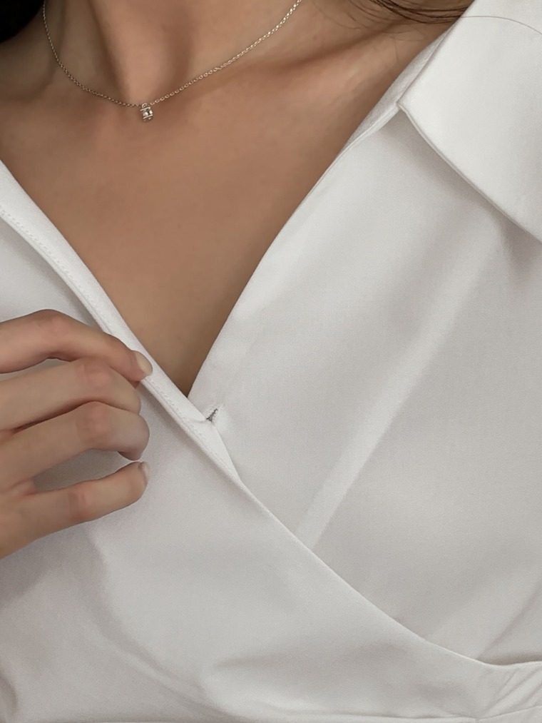 셔링 핀턱 와이드카라 브이넥 블라우스 - 상세 이미지 4