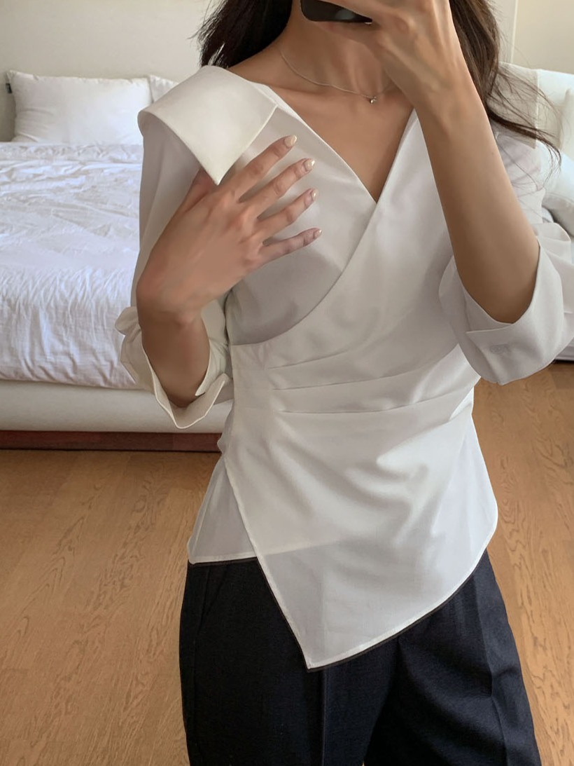셔링 핀턱 와이드카라 브이넥 블라우스 - 상세 이미지 2