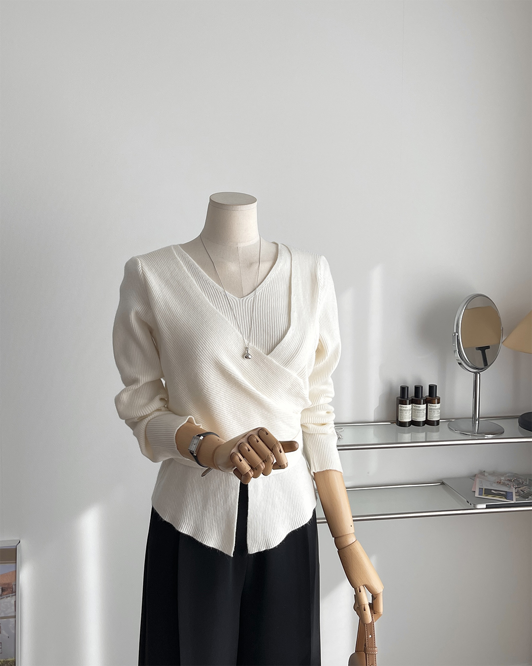 소프티 허리잘록 랩 골지 브이넥니트 제품 이미지