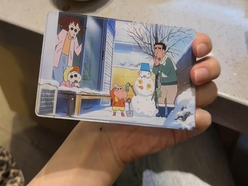 짱구 퀵샌드 스노우볼 글리터 아크릴 스탠드 캐릭터 장식 크레용 신짱 거실 책상 사무실 크레용 신짱 겨울 눈 9 x 6cm - 상세 이미지 2