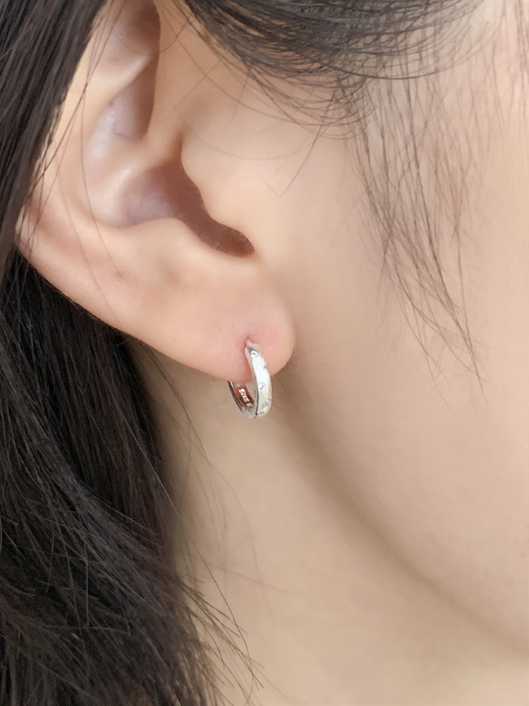 [무배] 셀프러브 파우더 큐빅 링 귀걸이 - 925 실버 무광 샌드 스지 매트 은링귀걸이 - 상세 이미지 2