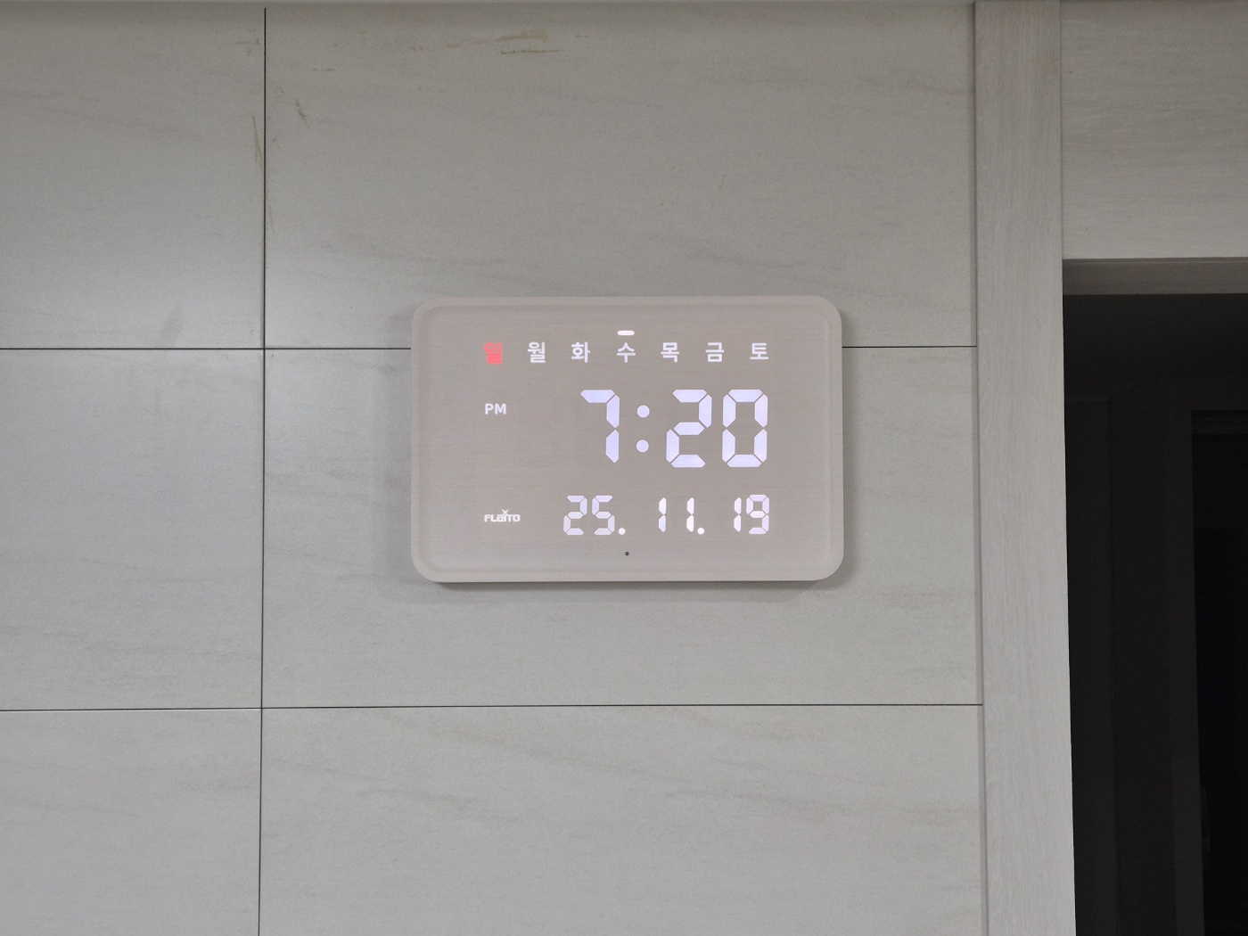 플라이토 루나리스 LED 벽시계 디지털 전자 인테리어 무소음 벽걸이시계 거실 개업 선물 방문 전국 매립시공 설치