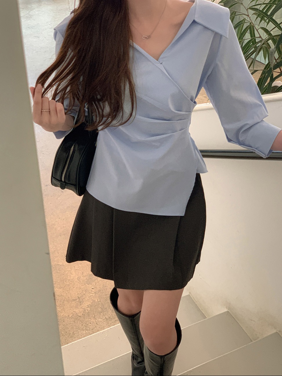 셔링 핀턱 와이드카라 브이넥 블라우스 이미지 8