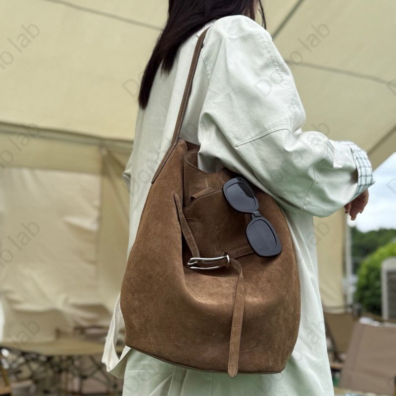 가을 겨울 세련된 스웨이드 소가죽 숄더백 벨트 장식 대용량 레트로 버킷백 - 상세 이미지 2