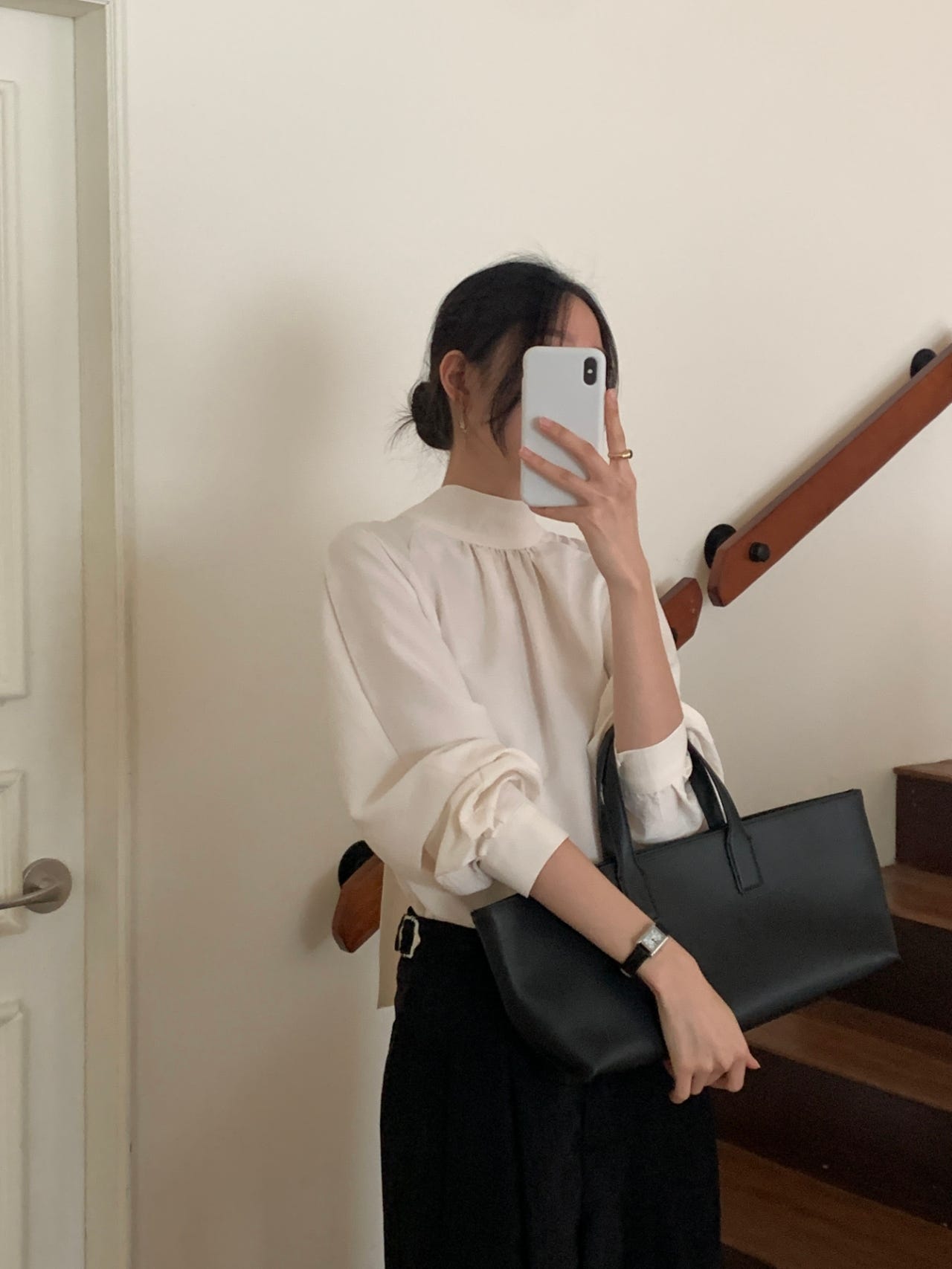 오버무드 투웨이 앙면 잔주름 하이넥 타이 스트랩 리본 하객 오피스 페미닌 샤틴 블라우스 - 상세 이미지 3