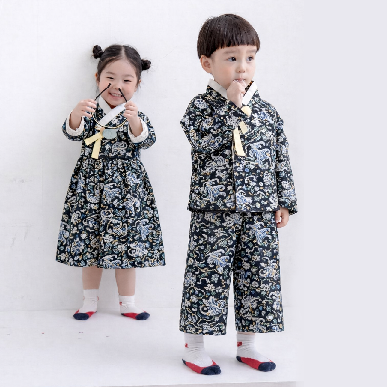 전통무늬 생활한복 호작도자개블랙 제품 이미지