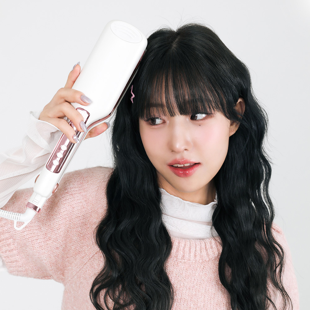 물결 펌 스타일을 한 검은 머리의 여성이 고데기를 들고 있으며 스타일링 결과를 보여주는 사용 이미지