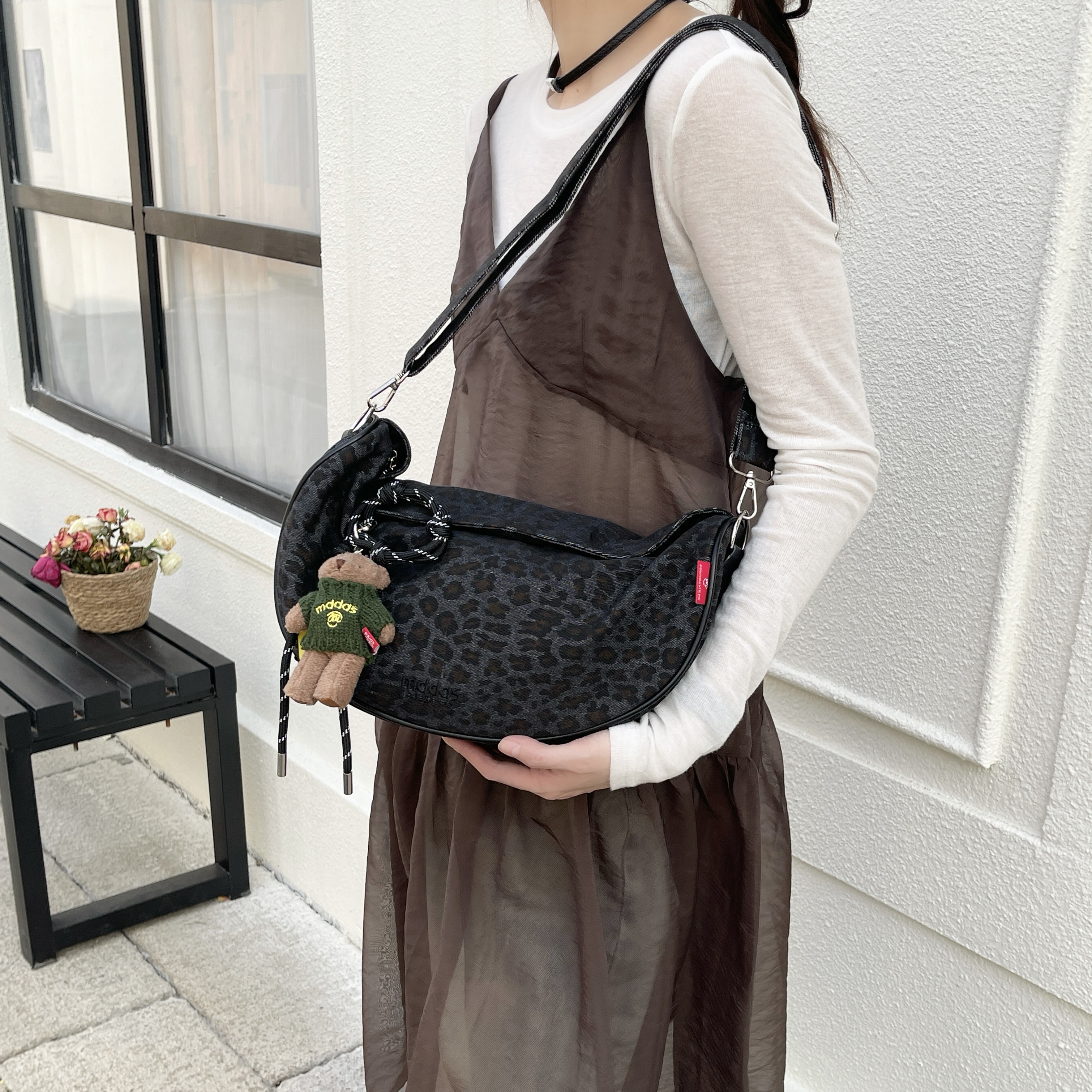 반달 여행용 크로스백 보부상 가벼운 유럽여행가방 핸드폰 도난방지 크로와상백 호피 미니 - 상세 이미지 2